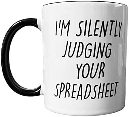 Новата кафеена чаша Korbah I ' m Silently Съдейки Your Spreadsheet - Уникални подаръчни чаши за шеф на КПД, счетоводител и много други, които със сигурност ще харесат на всички. 11 гра?