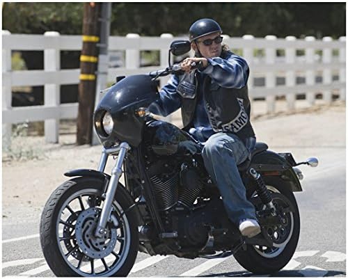 Чарли Ханнэм в ролята на Джаксън Jax. Теллера Вози на мотора до Оградата 8 х 10 Инча Снимка