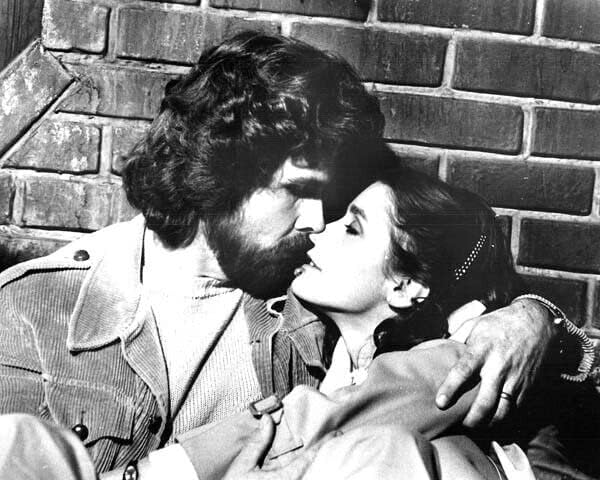 Ужас Амитивилля 1979 Джеймс Бролин и Марго Киддер целува снимка с размер 8х10 инча